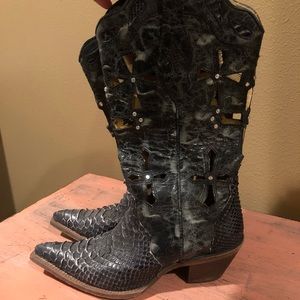 Women’s boots size 9